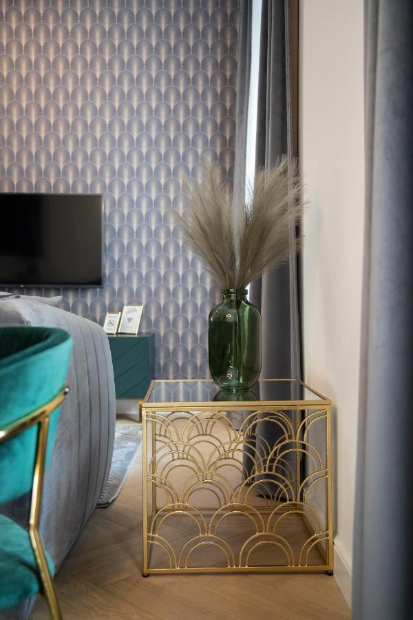 Candy Cavalier, designer decorated, luxurious, main square Zagreb Extérieur photo